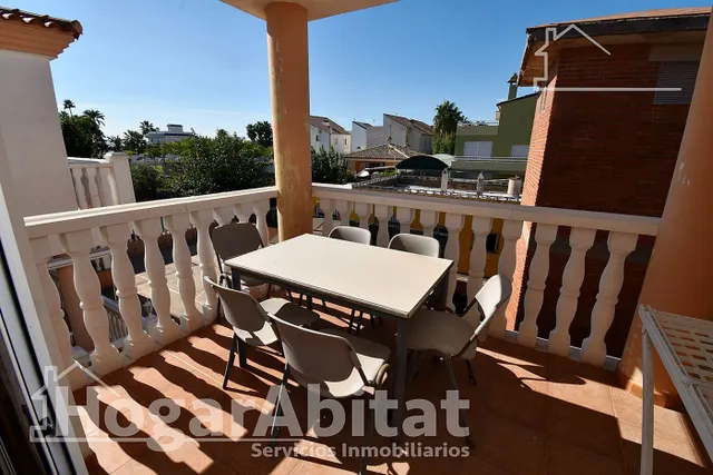 CHALET PAREADO CON TERRAZA Y GARAJE JUNTO A LA PLAYA — 7