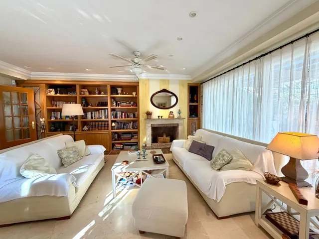 Chalet adosado esquinero con jardín privado, terrazas y garaje doble en La Patacona — 4
