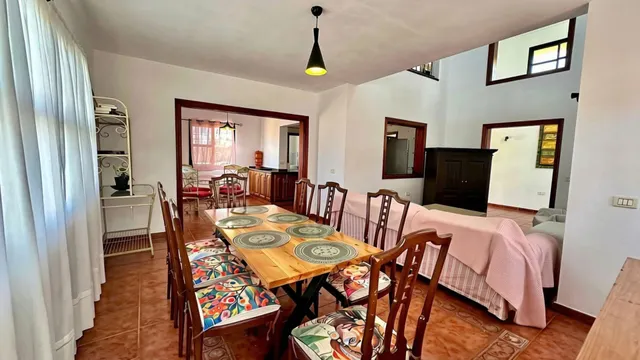 Chalet independiente con 5.318 m2 de parcela y vistas al mar en Candelaria — 12