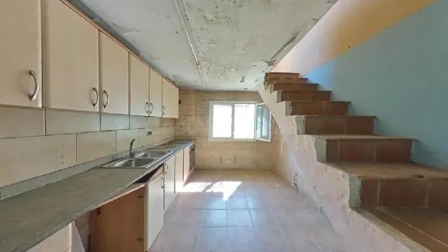 CASA OCUPADA, 6 habitaciones, PARCELA 852M2, PISCINA, CARRER - foto 4