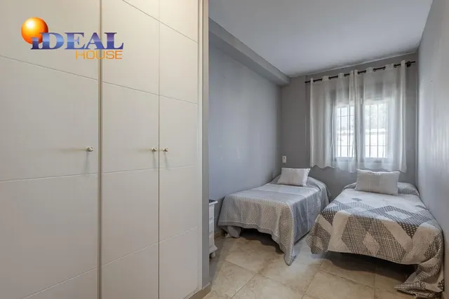 Chalet independiente con pozo propio y placas solares — 26