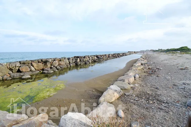 TERRENO URBANO EN PRIMERA LÍNEA JUNTO AL MAR — 50
