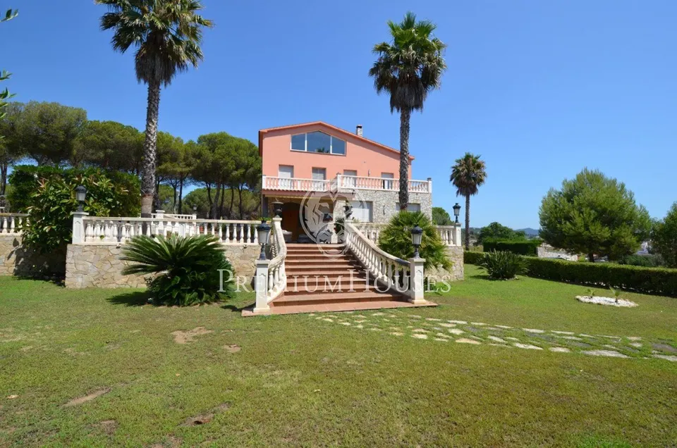 Casa en venta con gran parcela frente al mar en Canet de Mar