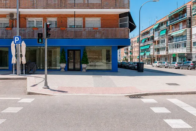 Maravilloso Local con amplia fachada  muy cerca de calle Alcalá. — 31