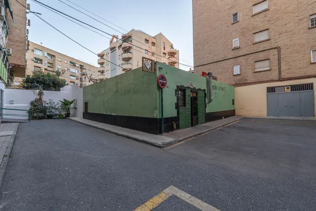 Local comercial de 200 m2 cerca del estadio Los Carmenes, magnifica oportunidad de inversion — 3