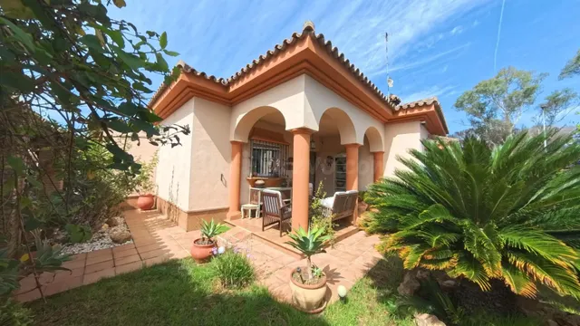 Chalet urbano reformado con piscina, placas solares y todas  - foto 2
