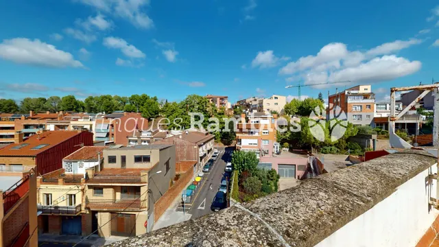 Dues terrasses, bones vistes i la calma d'un àtic a Igualada — 30