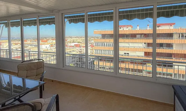 Ático reformado con vistas al mar, enorme terraza y piscina a 50 m de la playa en Torrevieja — 11