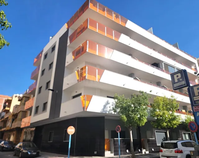 Moderno apartamento muy espacioso, en esquina, 3 dormitorios, 3 baños, parking, piscina, a 5 minutos a pie de la Playa del Cura — 2