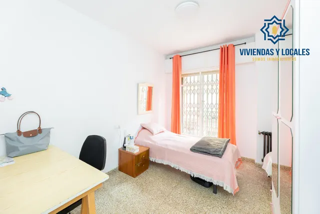 Venta de piso de 4 dormitorios y 2 baños en Granada (Zona Centro) — 12
