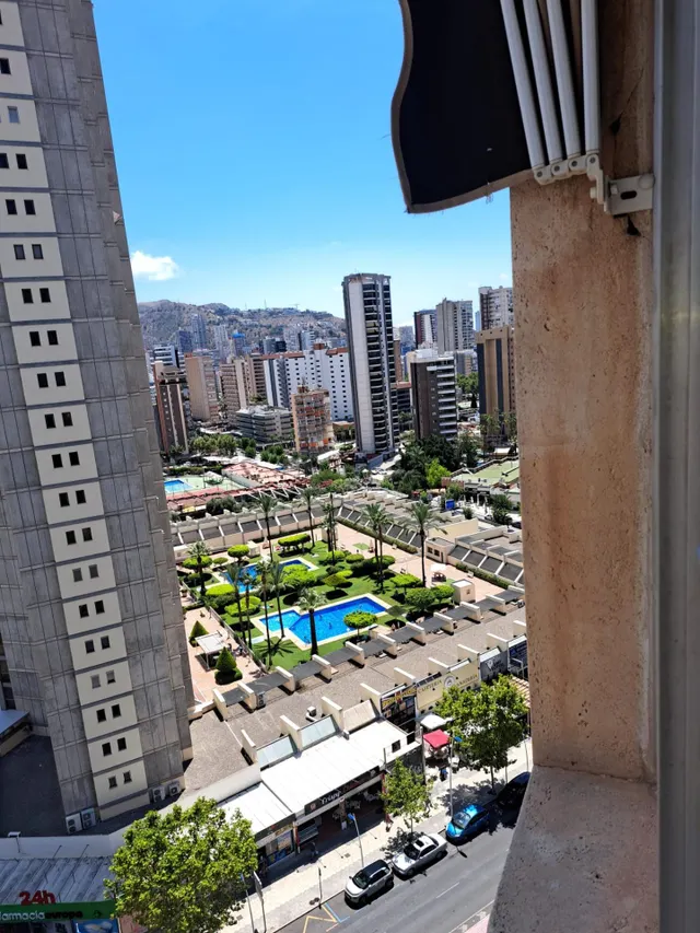 Amplio piso con 4 dormitorios y vistas al mar y Benidorm en zona Levante. — 32