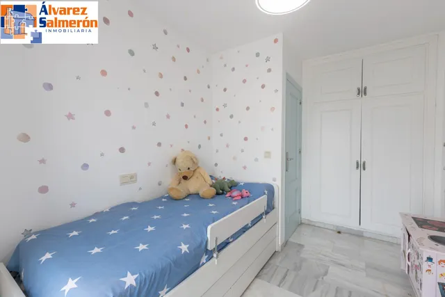 Casa independiente con piscina en La Zubia. — 28