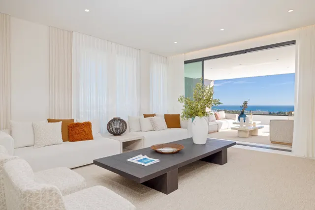 Ático de tres dormitorios en Estepona con terraza y vistas a - foto 3