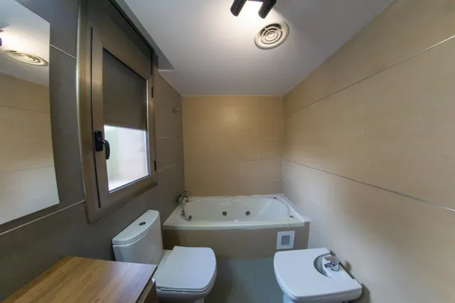 CASA ESQUINERA DE 5 habitaciones EN BARENYS — 11