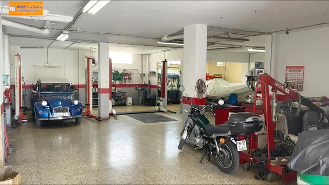 VENTA DE TALLER MECANICO O LOCAL DE 140 M2 CON PUERTA AUTOMATICA, VADO, ventilación Y LUZ NATURAL — 2