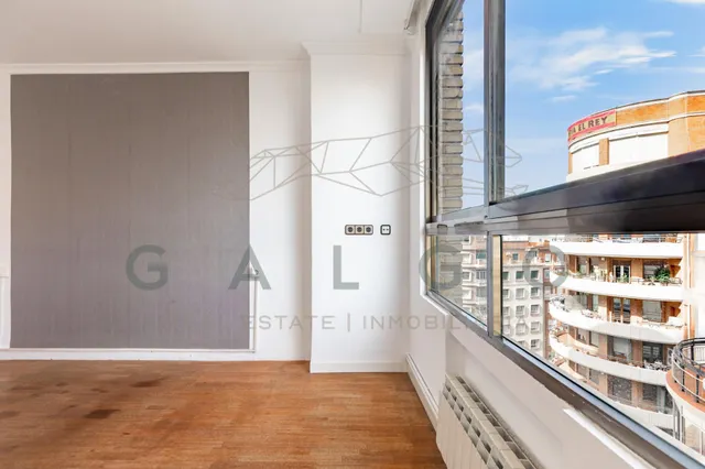 Piso a la venta junto a la plaza del ayuntamiento — 23
