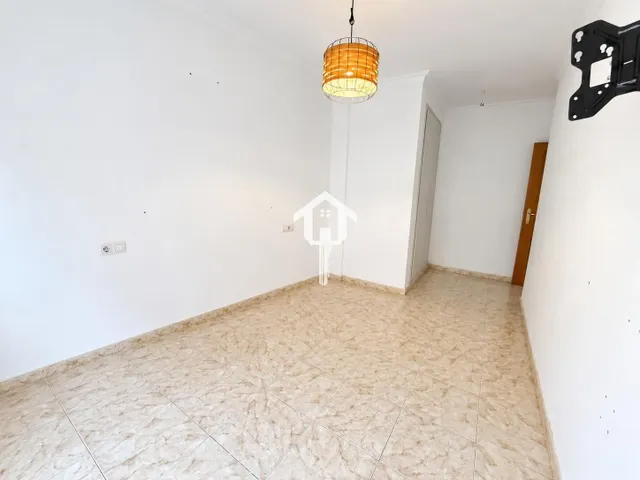 PISO EN VENTA EN ALICANTE. ZONA DE LA FLORIDA. 79m2, 2 habitaciones, 1 BAÑO, AMPLIO PATIO, PRIMERA PLANTA CON ASCENSOR. — 24