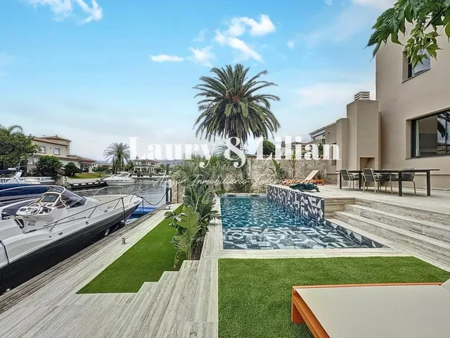 Excepcional villa con amarre de 14 m y canal largo . — 47
