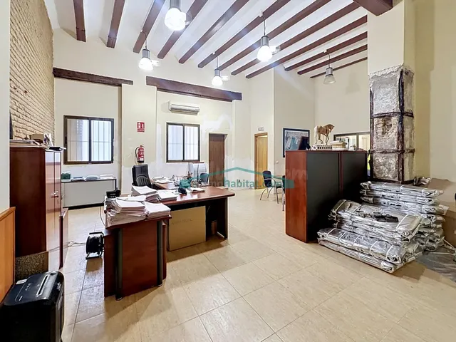 Amplio inmueble de 262 m2 con gran potencial residencial jun - foto 2
