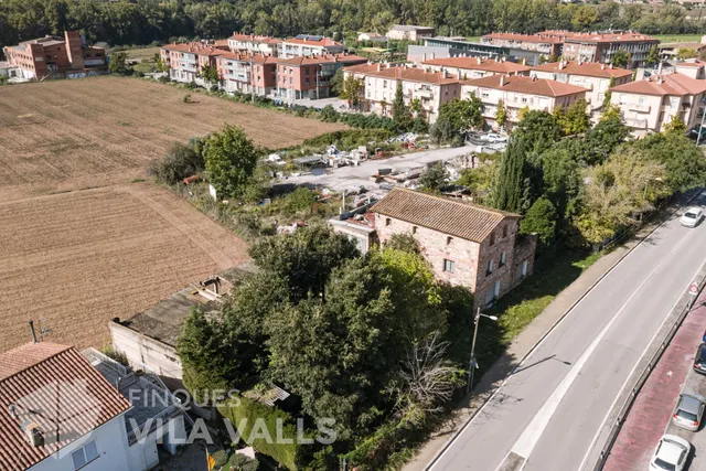 Solar edificable + masia para reformar — 35