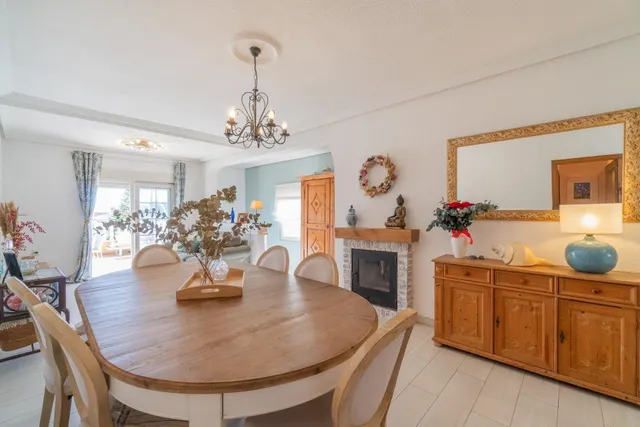 Maravilloso chalet pareado (aprox. 130 m2 + terrazas y garaje) con 4 dormitorios y 2 baños. Amplia parcela privada (516 m2) con jardín y gran piscina. — 20
