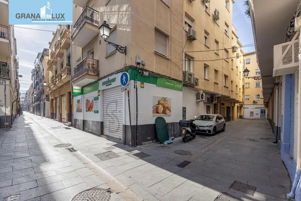 Estos dos grandes locales en pleno centro de Granada ofrecen una oportunidad única para tu negocio.