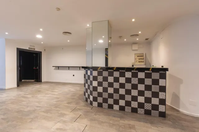 Local comercial 300m² en venta - Correos — 11
