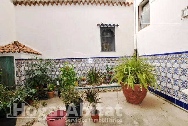 Amplia casa esquinera con terraza y trastero en el centro — 19