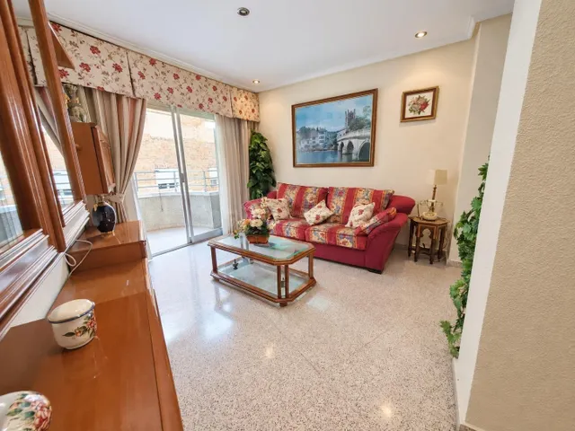 Amplio piso de 3 habitaciones junto a la Glorieta y el puert