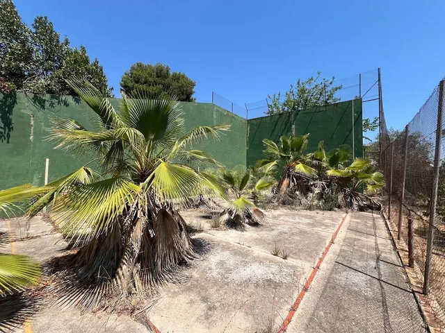 Terreno urbano en Torrent con edificación y frontenis. — 4