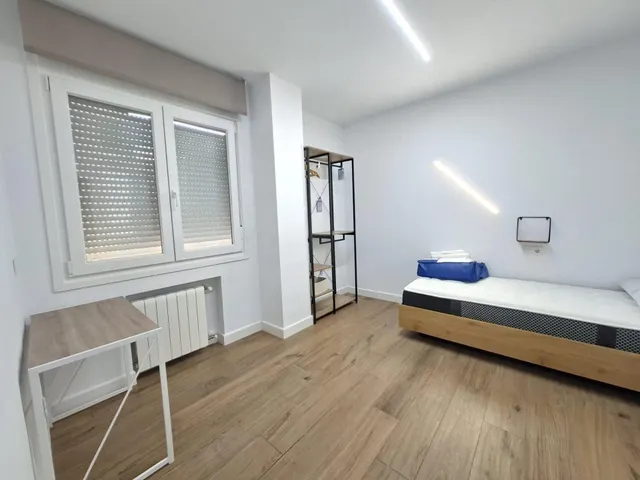 Piso en zona centro corte ingles totalmente reformado de cuatro dormitorios y dos cuartos de baño — 9
