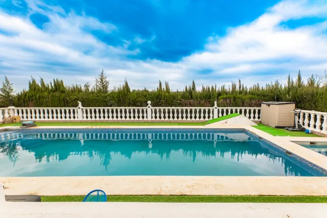Chalet independiente con dos viviendas, piscina y gran parce - foto 2
