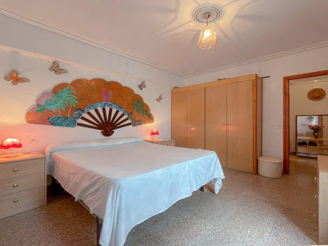 Oportunidad! Amplio apartamento con 4 dormitorios + 2 Baños y Terraza con vistas laterales al mar (160 mts playa) — 17