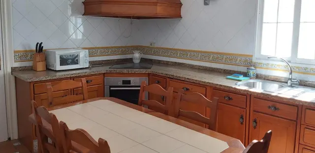 En alquiler: espectacular chalet independiente con piscina y amplio jardín en La Zubia — 7