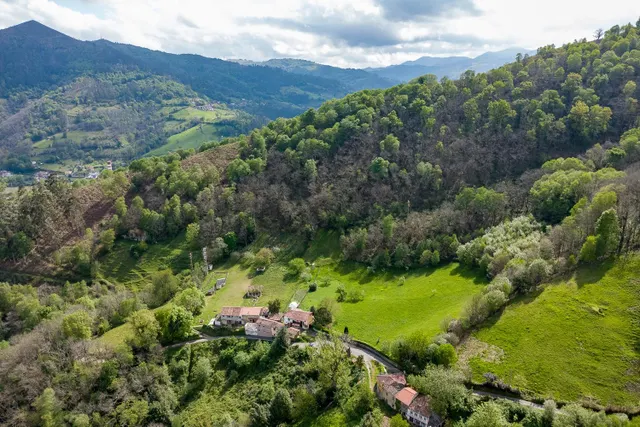 Casa  asturiana de piedra a rehabilitar con finca de 32.000 m2  en Llaneces (Mieres) — 6