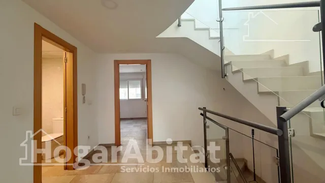 AMPLIO ADOSADO CON DOS TERRAZAS EN ZONA DEMANDADA — 31