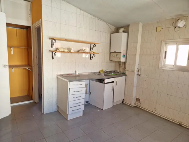 AOC VENDE EN EL CENTRO DE MOSTOLES, CASA EN PRIMERA PLANTA PARA REFORMAR CON GRAN POTENCIAL. — 2