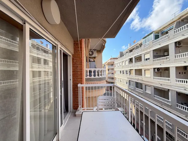 Apartamento a 350 metros de playa del cura con 2 dorm. 1 baño. en frente de av. de las habaneras. superficie de 66 m2. — 26