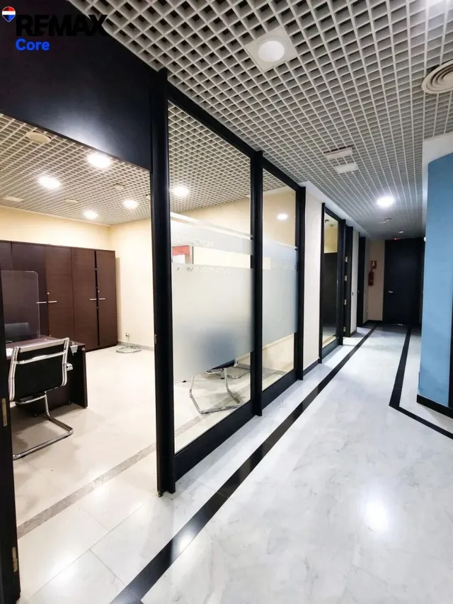 Local para oficinas, gimnasio o clínica en venta en el Centro de Badajoz — 35