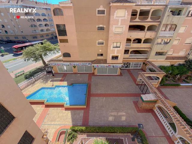 ¡Oferta Especial! Amplio apartamento con 3 dormitorios + gran terraza y vistas a la piscina comunitaria + Garaje incluido en el precio — 8