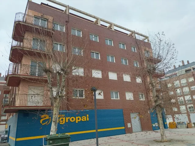 MONCASA VENDE EDIFICIO COMERCIAL EN VILLAMURIEL DE CERRATO - foto 2