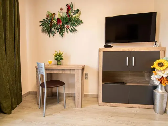 OPORTUNIDAD EN BENALBEACH — 20