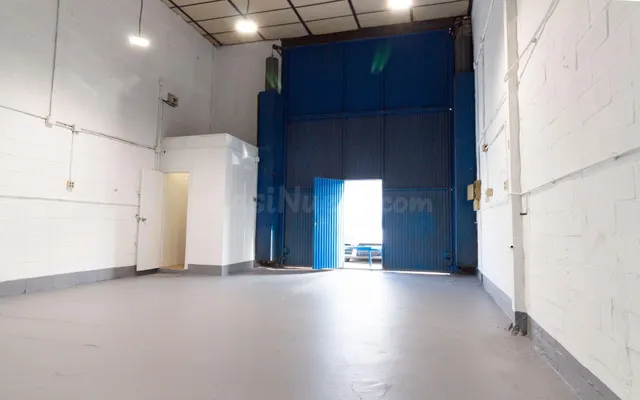 Amplia Nave Industrial en Su Eminencia - La Oliva, Sevilla p