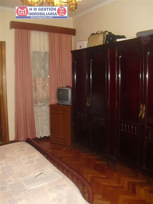 Casa en zona centro de Alcázar a 5 minutos de la Plaza de España, En planta baja.: Garaje para dos coches, 3 habitaciones, servicio, patio cubierto distribuidor, patio exterior de 50 m2 y cuarto de — 16