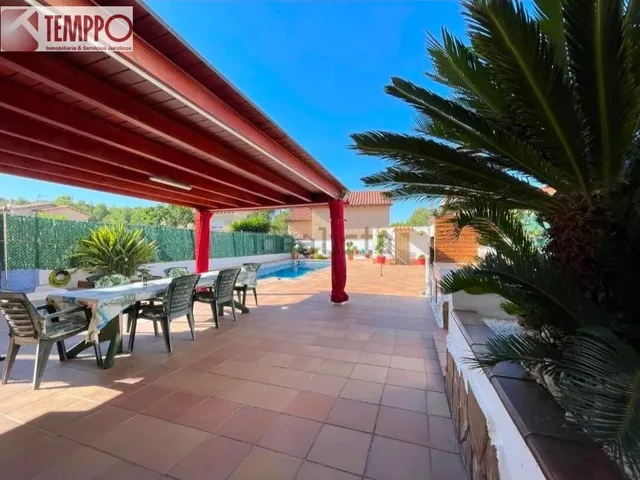 Chalet independiente con piscina privada, 5 dormitorios y placas solares en parcela de 450 m2 — 39