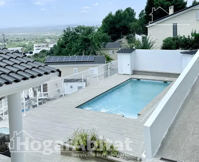 GRAN CHALET DE DOS PLANTAS CON PISCINA Y VISTAS DESPEJADAS — 2