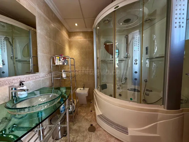 Villa independiente con piscina privada y 6 dormitorios junto a la Laguna Rosa de Torrevieja — 36