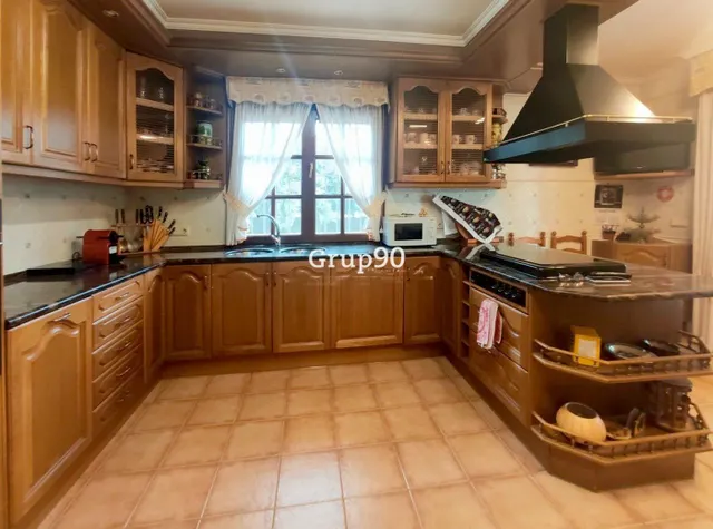 ESPECTACULAR CASA CON PISCINA, BARBACOA  EN PARCELA DE MÁS DE 20.000M2 — 20