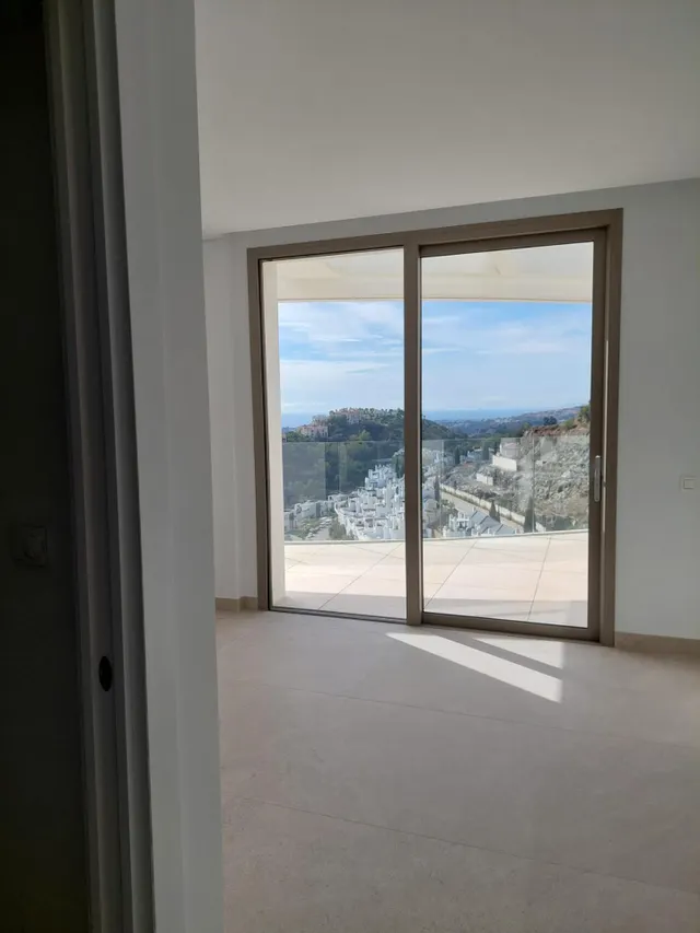 Espectacular Ático de Lujo con solarium, piscina privada y vistas al mar. 4 dormitorios y 4 baños. Benahavis — 38