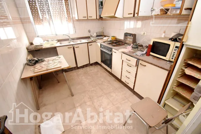 ESPACIOSA CASA CON LOCAL COMERCIAL, DOS TERRAZAS Y BALCÓN - foto 2